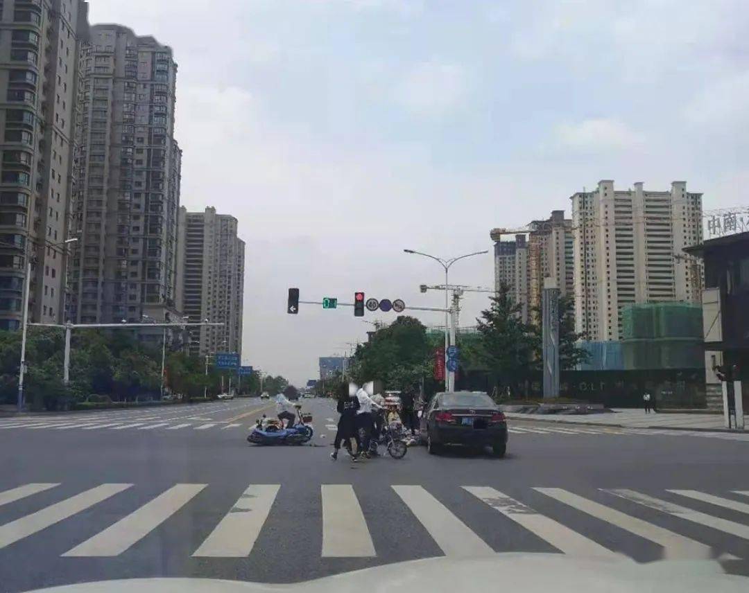 昨日,丹阳这路口发生一起车祸,一女子倒地