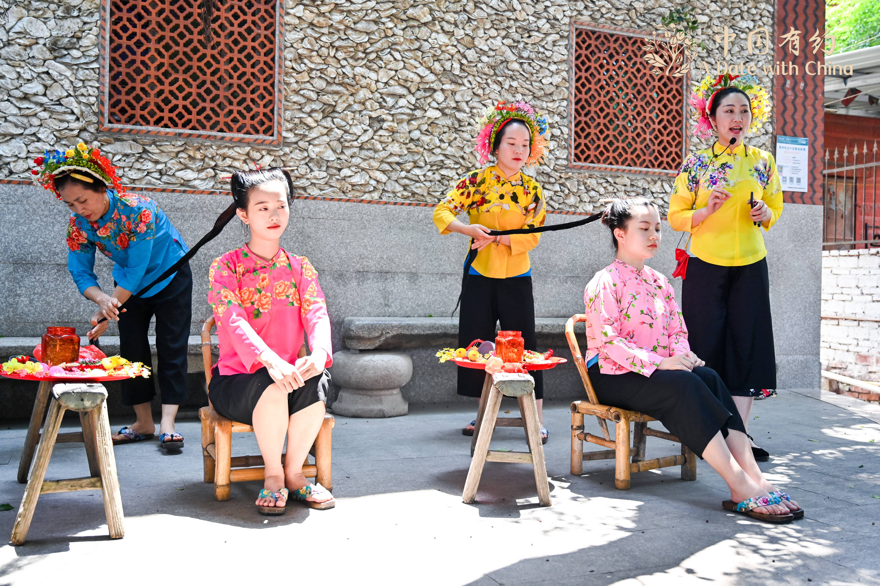 蟳埔女身着独特服饰,头戴"簪花围 供图