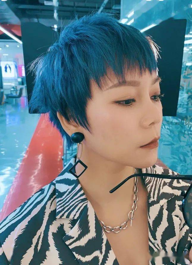 "35 款露耳超短发"