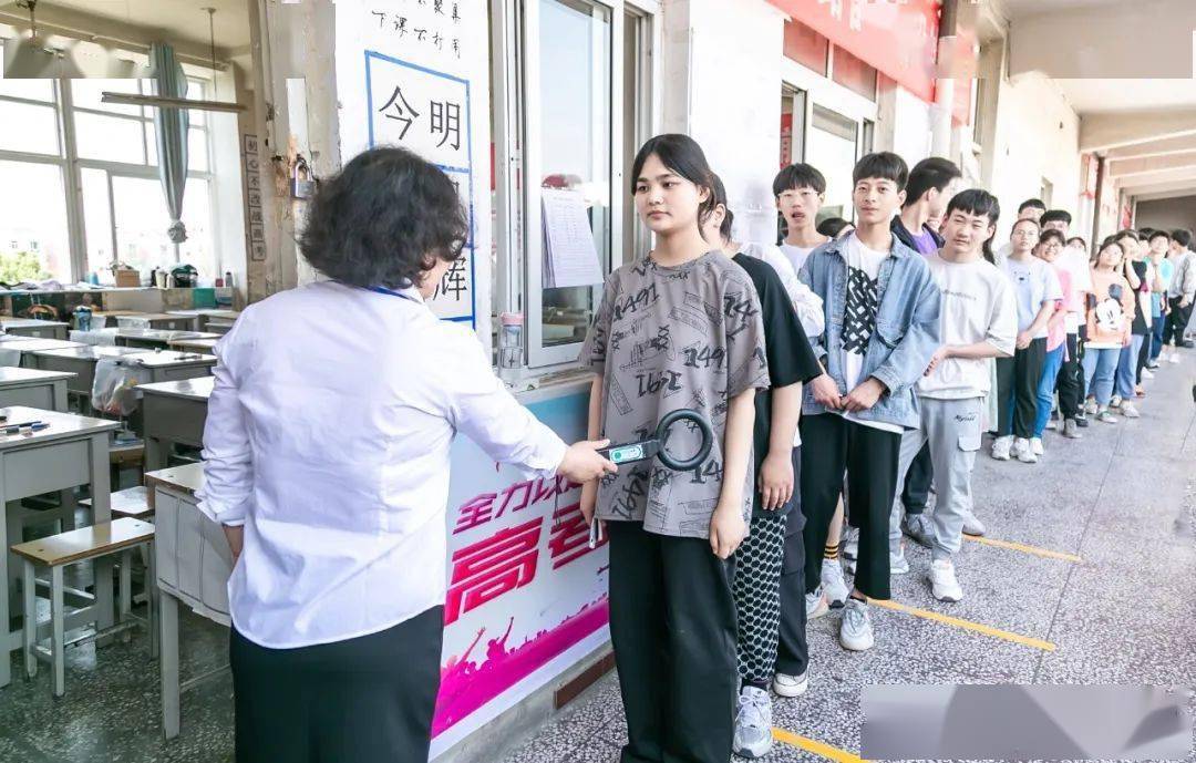 临颍二高举行高考仿真入场演练_监考