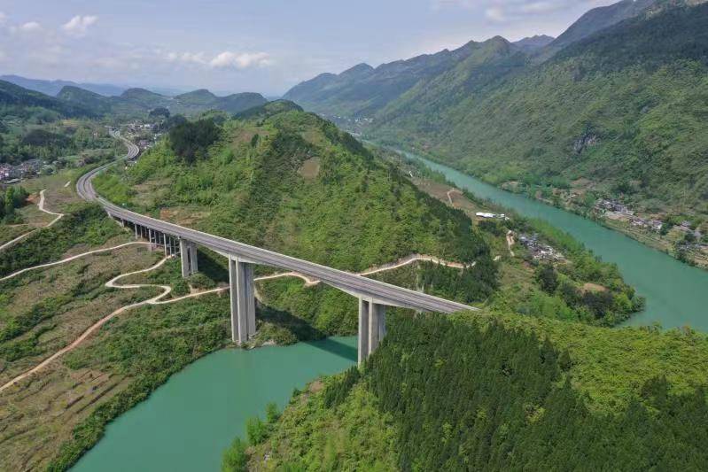 惊艳!渝湘高速公路一座座飞跨云端的桥梁