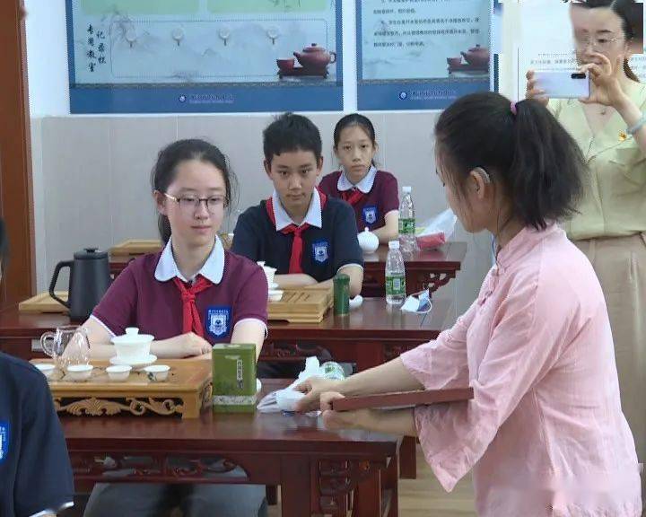 在茶艺室,外国语学校的学生们跟着特教中心的学生学习了茶艺表演;在