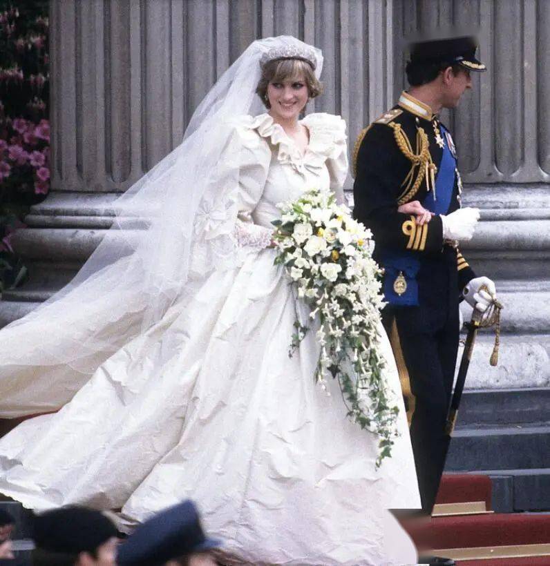 英国举办王室服装展,戴安娜王妃的婚纱25年来首次亮相