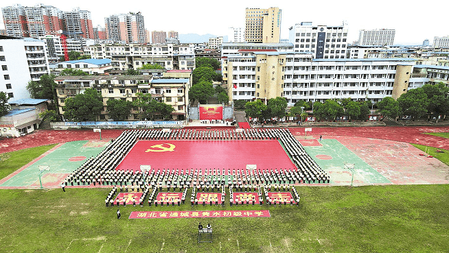 5月27日,通城县隽水初级中学千名师生开展诵毛泽东诗词,唱红歌活动