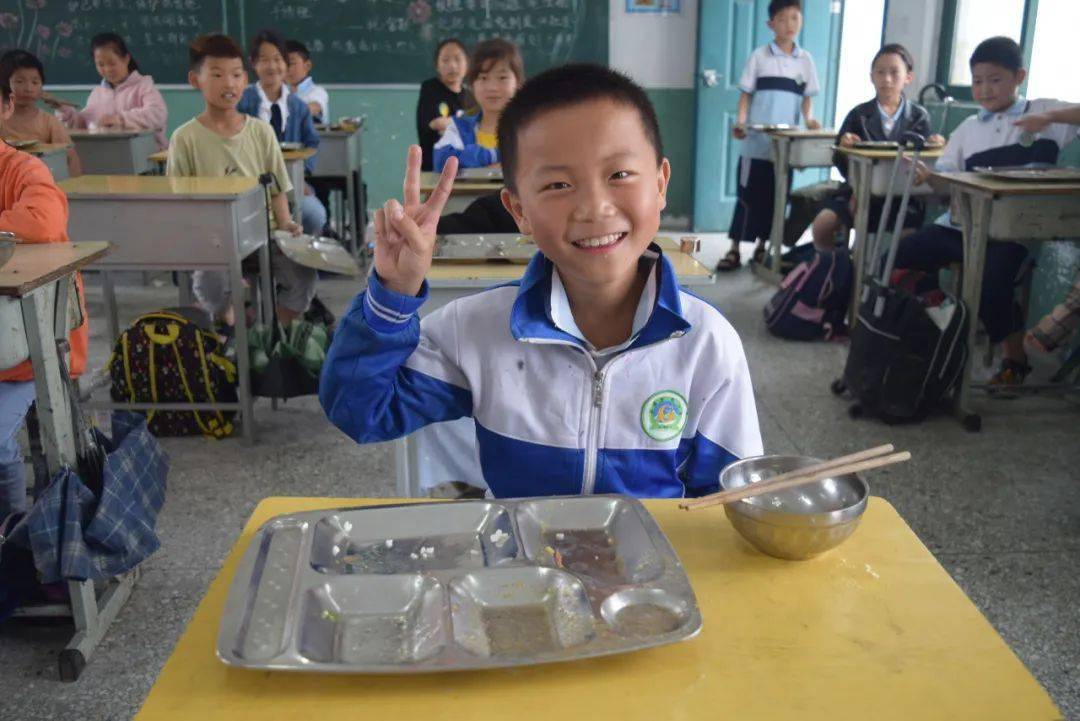 配合学校开展"光盘行动,学生逐渐养成不挑食,不偏食,不浪费粮食的好