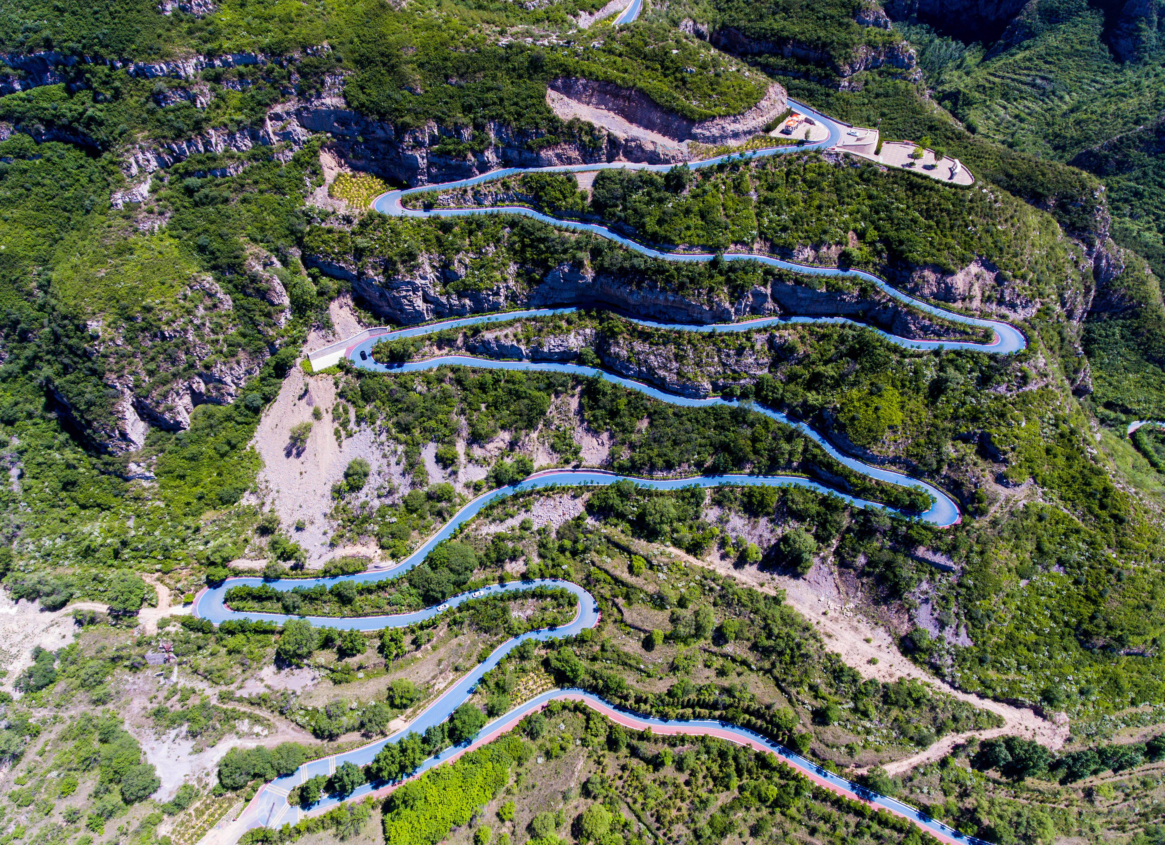 这是太原的西山旅游公路(6月3日摄,无人机照片.