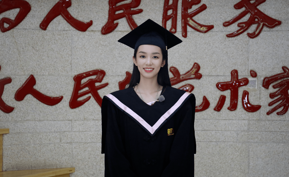 关晓彤身着学士服和同学们的自拍,不愧