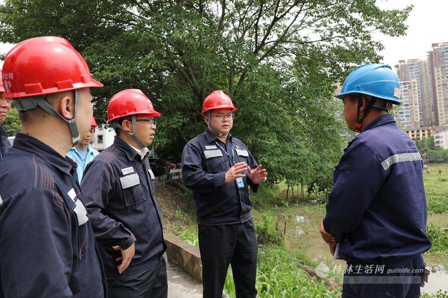 该公司负责人俸展德现场指导抢修.俞超摄