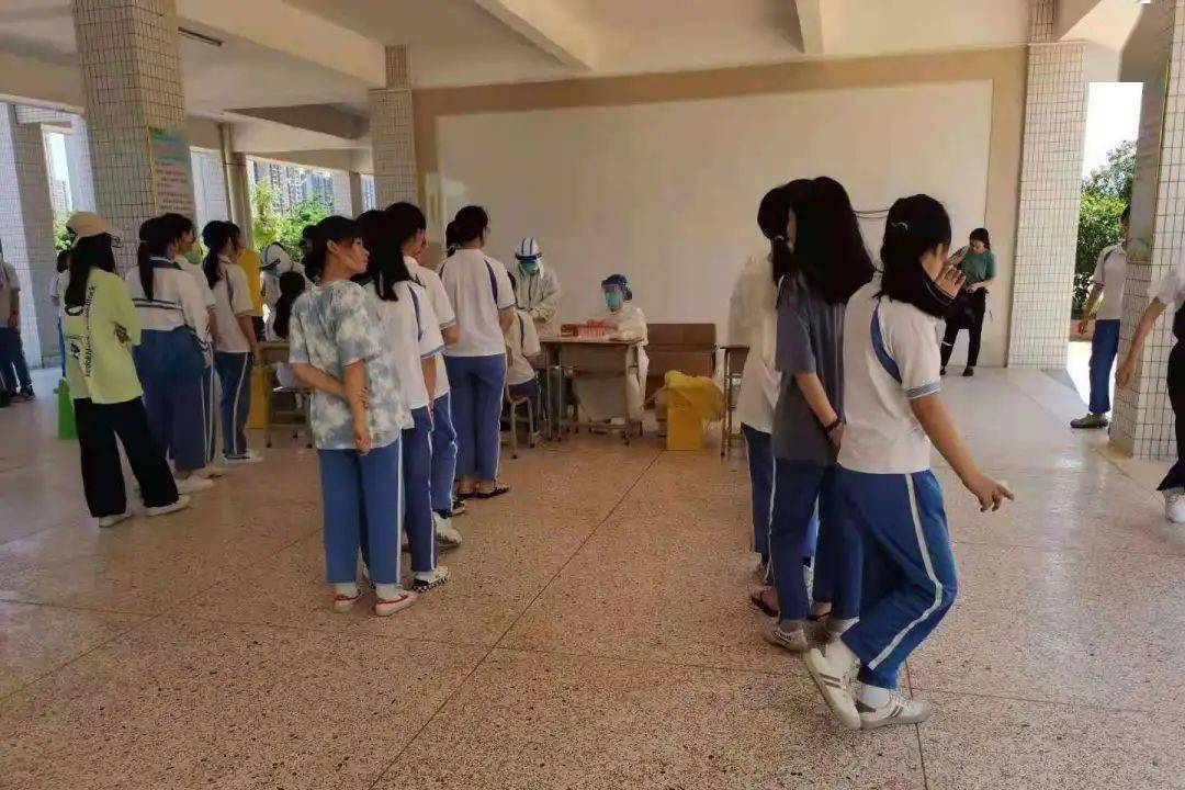 他们来到葵潭中学,开展核酸采样!