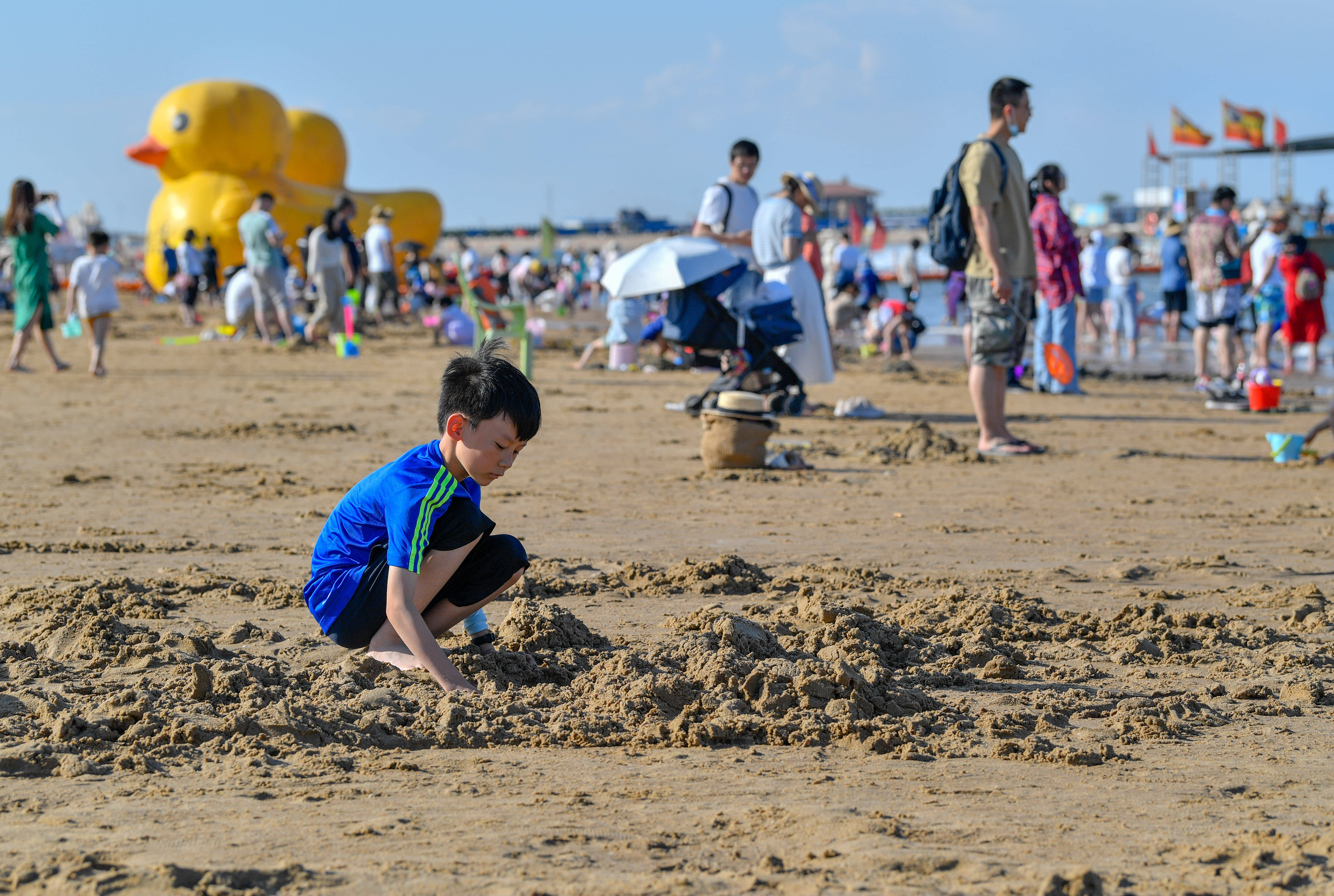 小朋友在天津市滨海新区东疆港人工沙滩上玩耍(6月5日摄).