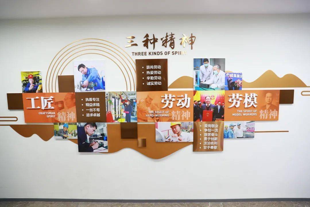 弘扬劳模工匠精神华通集团工会组织青年员工参观青岛市劳模工匠展示馆