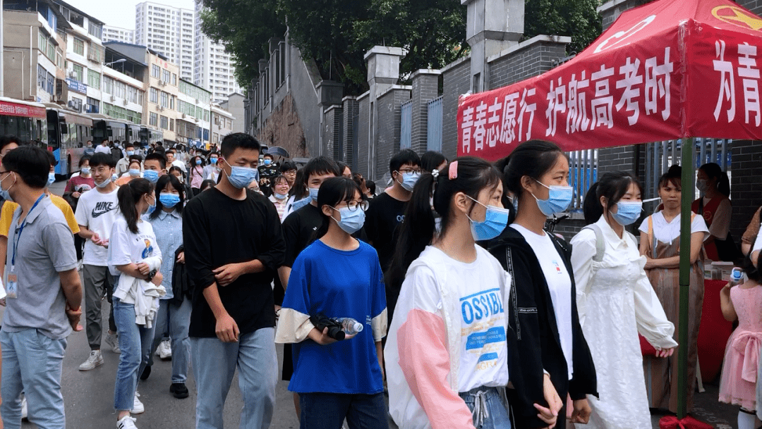 直击高考第一天穿旗袍为考生加油的妈妈们成了靓丽的风景线