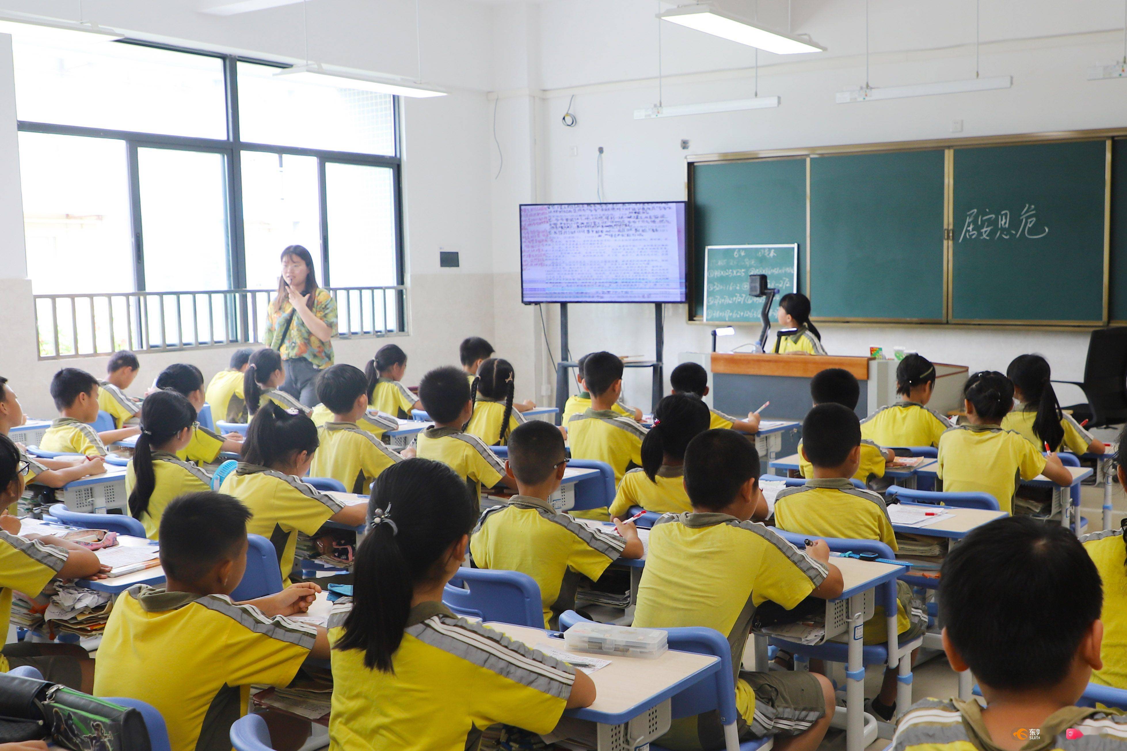 6月2日,黎村小学的学生们就已经搬入了新的教室,如今在新教室里听老师