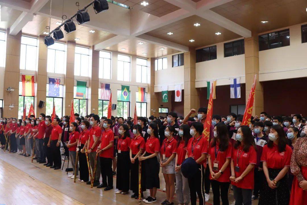 其他年级的学弟学妹为同学们送上高考祝福高三(1)班孔诗妍代表全体