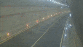 录像回放查找故障原因  发现一辆半挂车 经过摄像头时 镜头出现剧烈