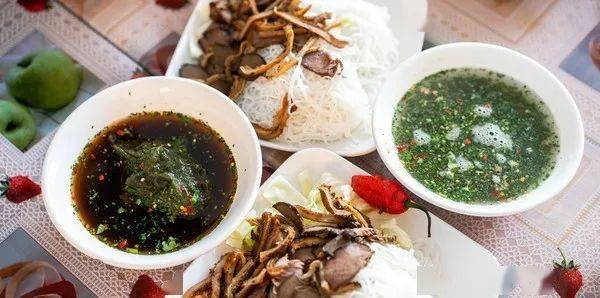 傣味柠檬撒撇作为保山的特色美食,铜瓢牛肉在云南大街小巷上随处可见.