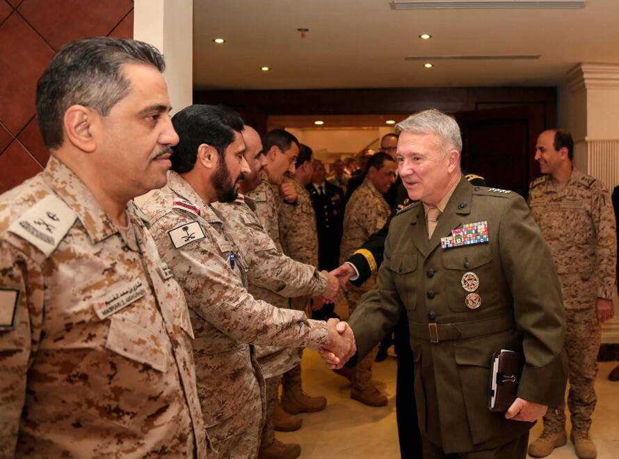 作为美军中央司令部司令的麦肯齐访问中东各国时与当地部队高级将领会
