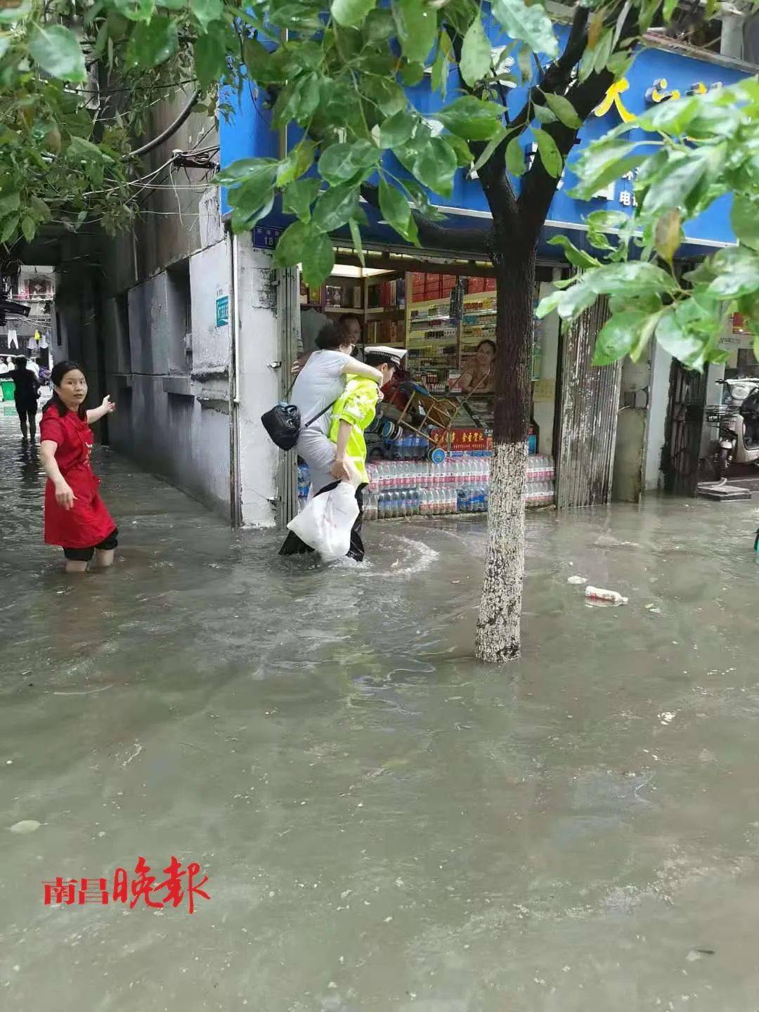 刚刚暴雨袭城南昌多部门紧急行动