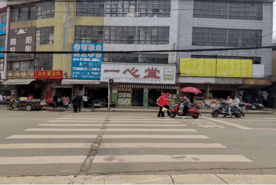 交通门桥头农贸市场门口违规摆摊设点,占道经营图片拍摄于:宣威滇和缘