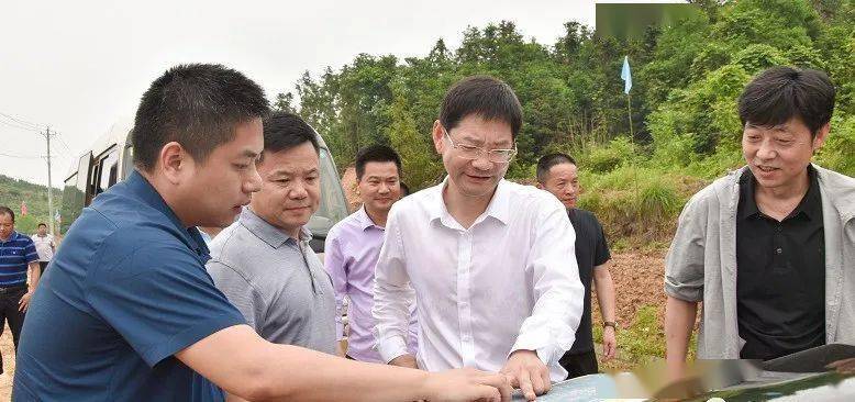 赵利洪一行沿通村公路,实地勘探了仓凤线凤凰段陈家田村处,李集街