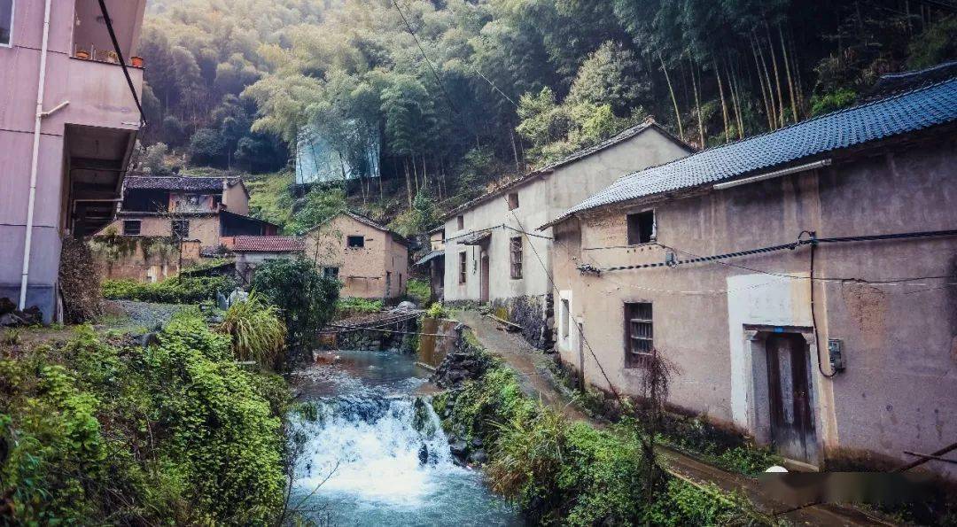 缙云鱼川墙檐美景色幽涓涓溪流穿街过