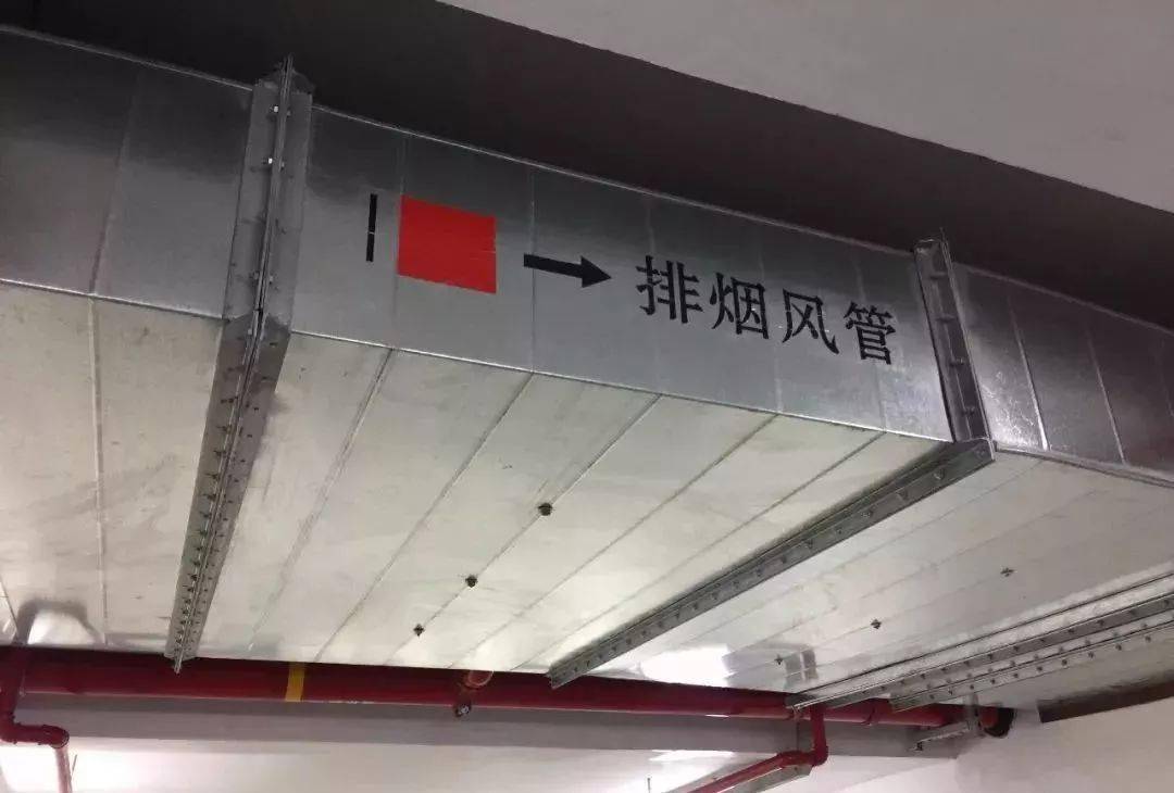 风管穿墙,防火泥封堵到位,界面清楚.