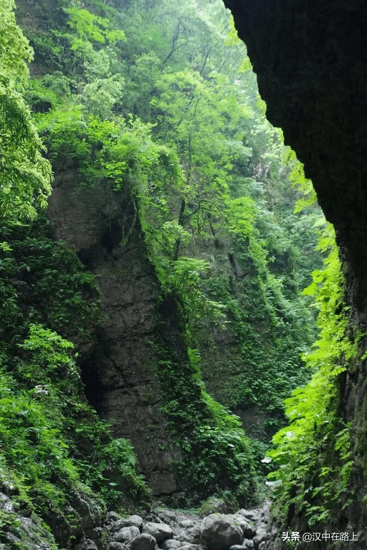 汉中小南海惊现地缝奇观