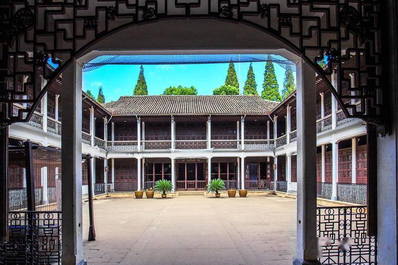 嘉业藏书楼是南浔古镇中有名的景点之一,距离小莲庄非常近,与小莲庄隔