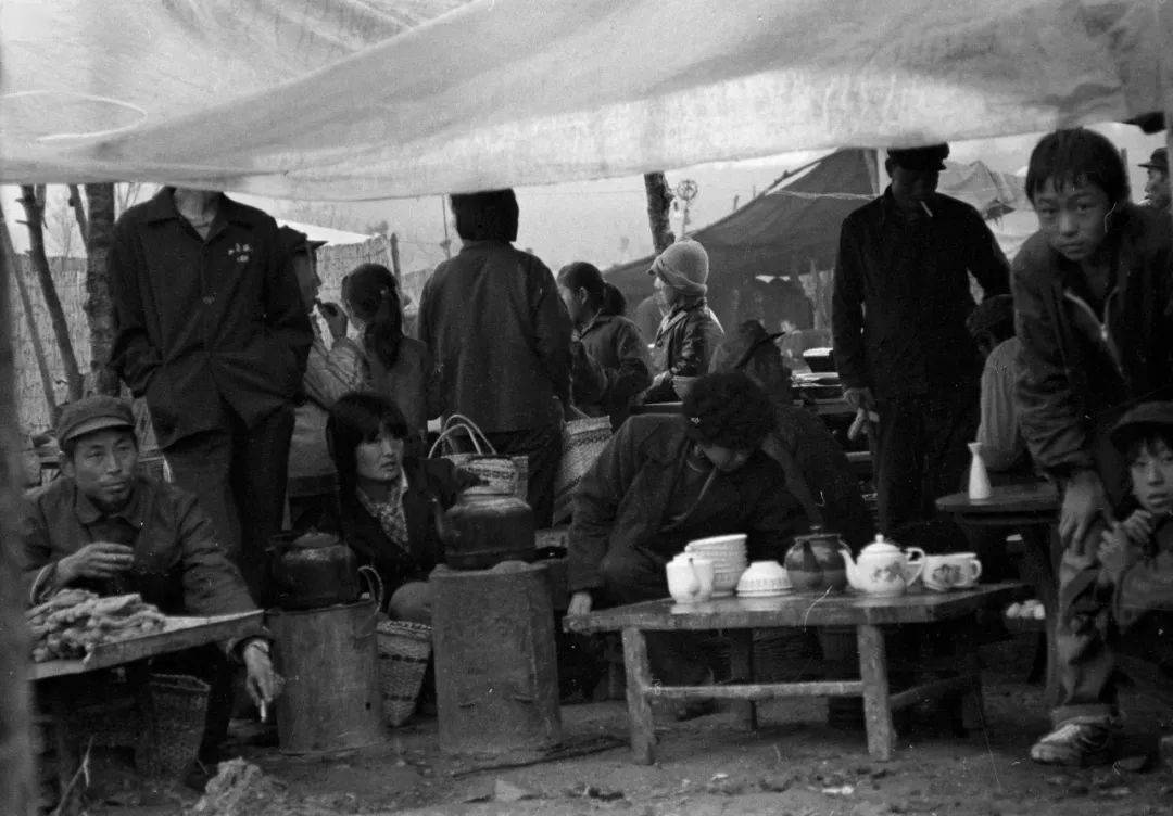 end李百军1955年出生于山东沂蒙山区农村家庭,从七十年代开始摄影