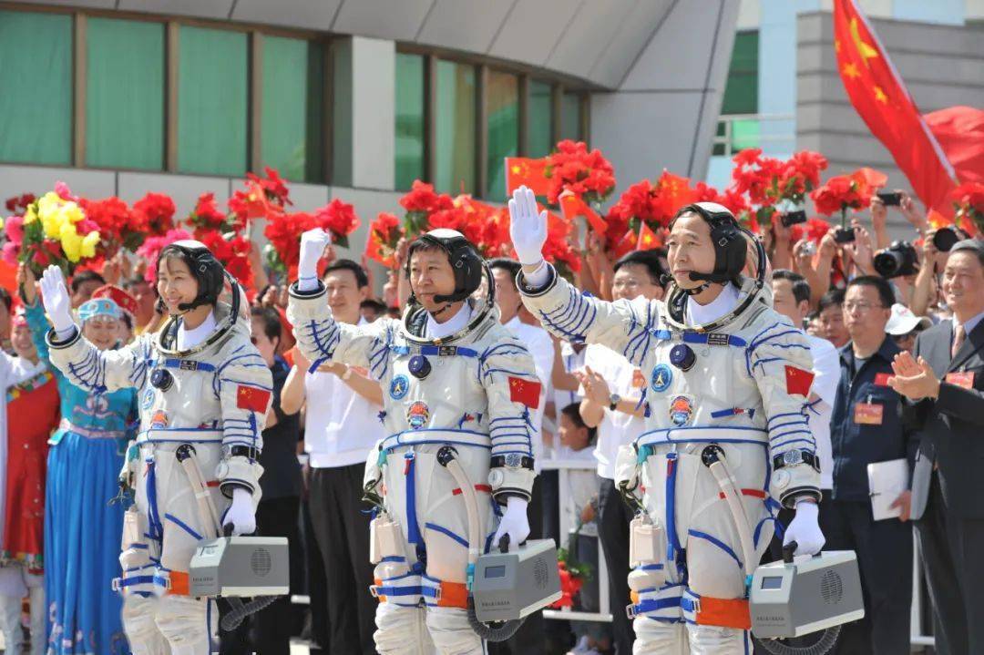 2011年10月26日上午,承载着神舟八号飞船,长征二号f遥八火箭的活动
