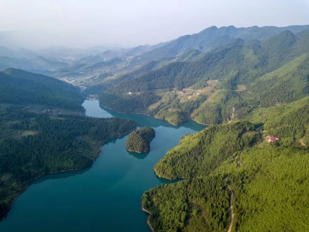 周边:佛影峡,圣灯山 北碚胜天湖·狮子岛 胜天湖四面环山,山势峻逸 湖