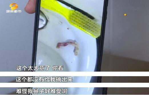 震惊!女子擤鼻涕擤出带血纱布