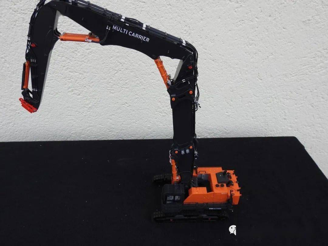 鬼斧神工,模型再现德国最大的拆楼机——hitachi kmc 1600 s