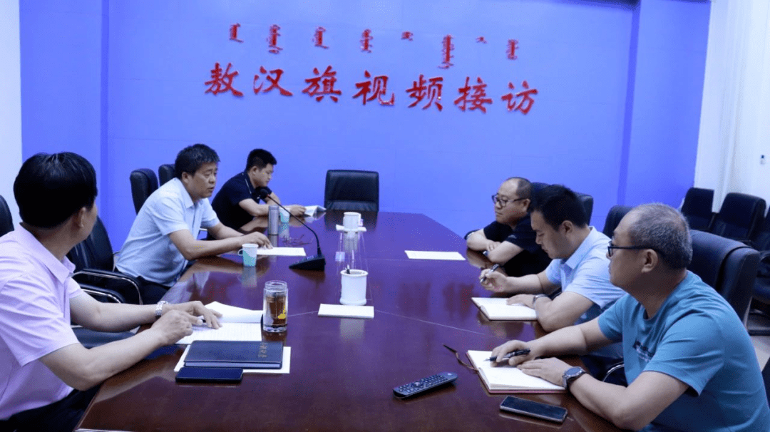 6月10日,乌兰察布市察右前旗副旗长邱俊杰在旗信访局接待群众来访.