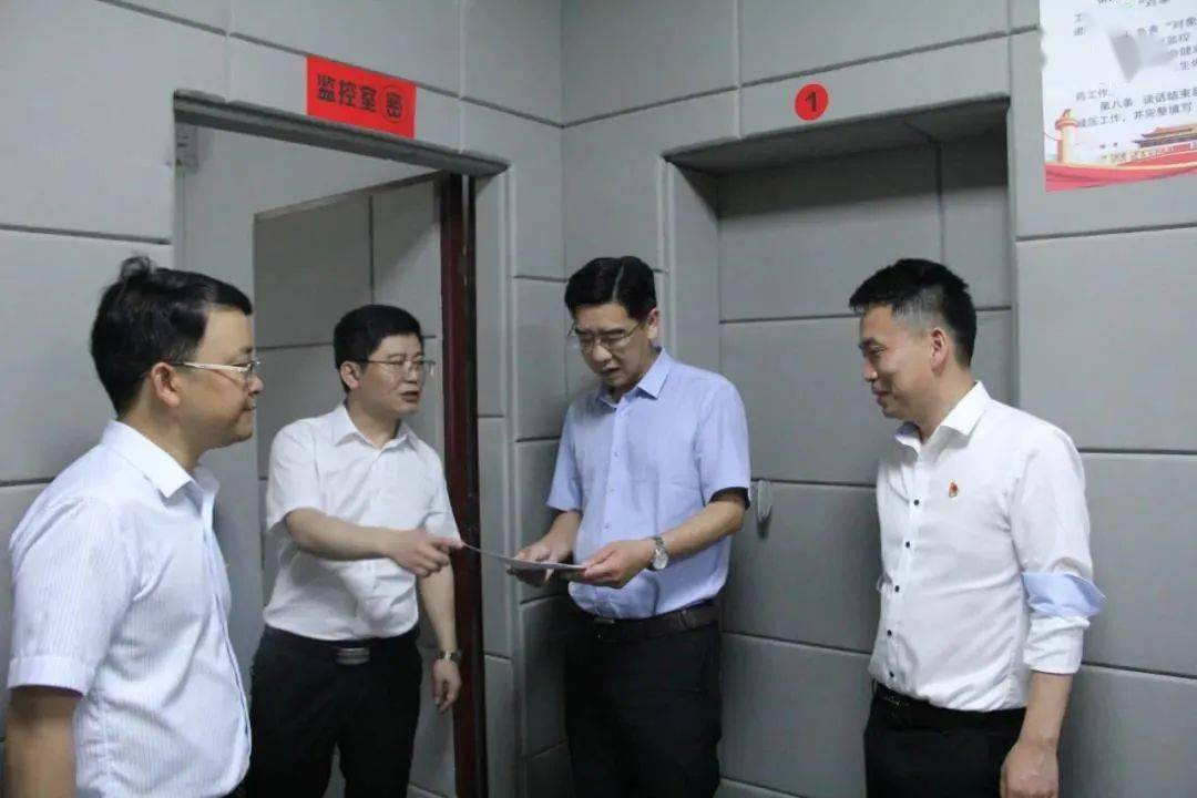 图为罗雁冰在沿河自治县纪委县监委查看谈话室建设