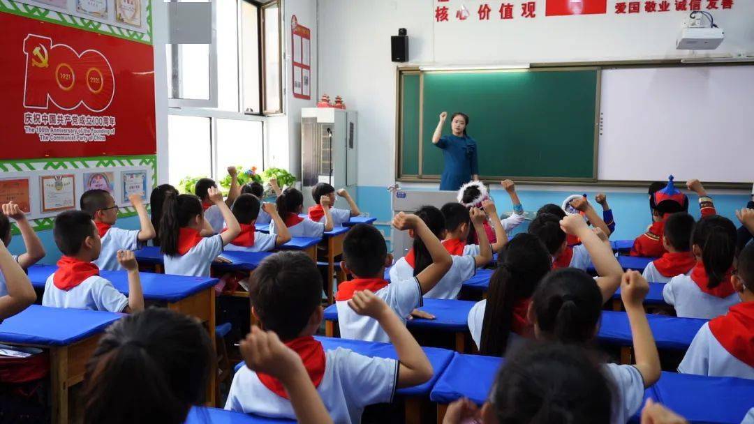 学党史悟思想办实事开新局包钢七小学生用手势舞向党表白