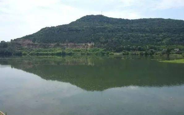 又名西崖寺,坐西向东,距县城一里许,属于长卿镇潼江村,隔江与梓潼县城