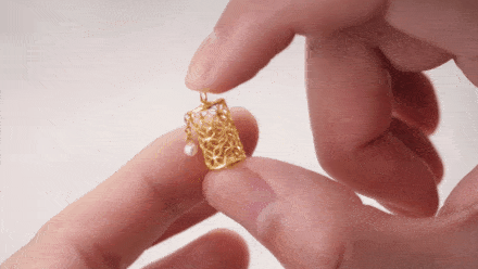 精细金链,更显纤纤玉手,最能表达男女间一见倾心的信物.