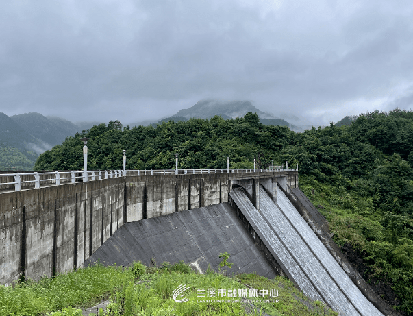 兰溪部分区域水位暴涨,水库开闸泄洪缓解降雨压力