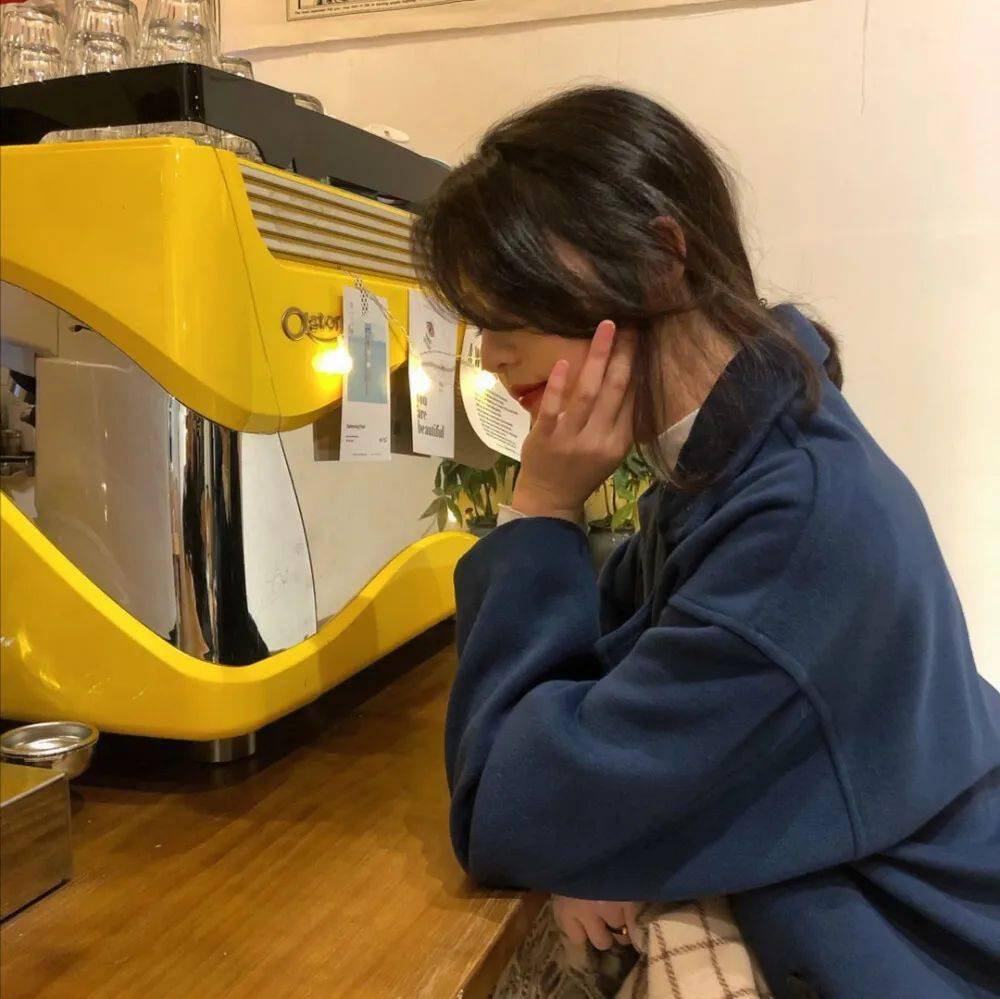 女生头像_低头