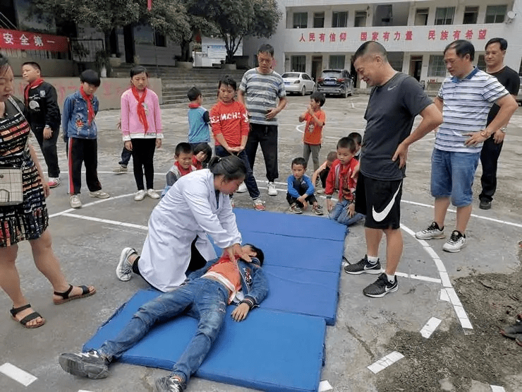 夏季防溺水教育--开阳花梨一小学开展防溺水应急演练!