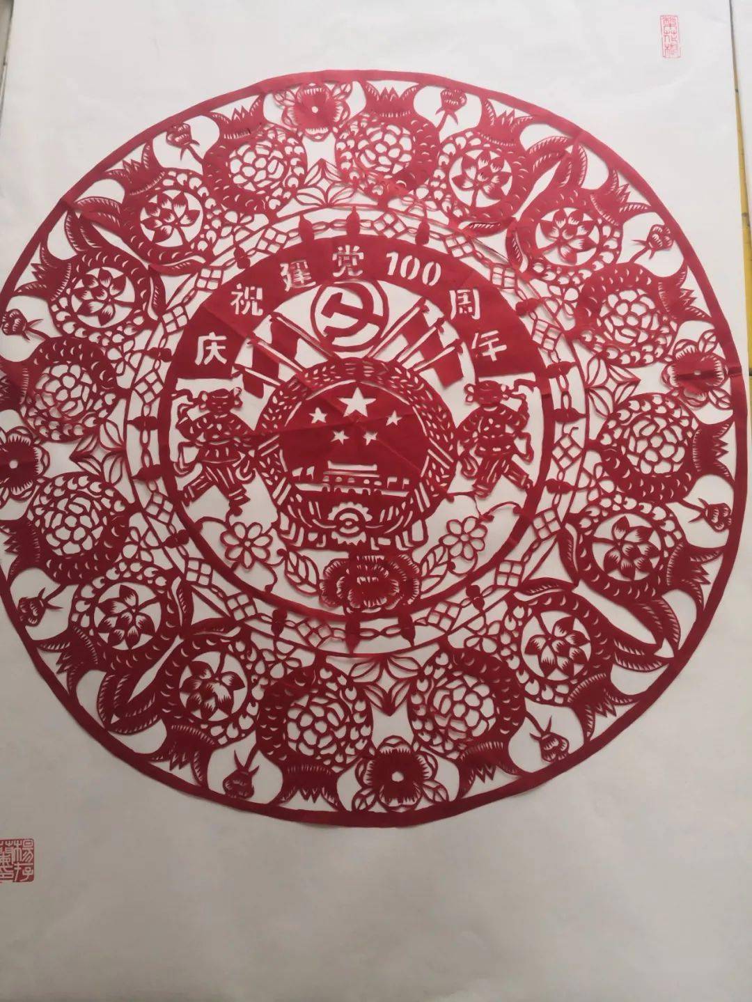 繁花似锦寓意着祖国繁荣昌盛,中间带文字表现的是各种果实,寓意着中国