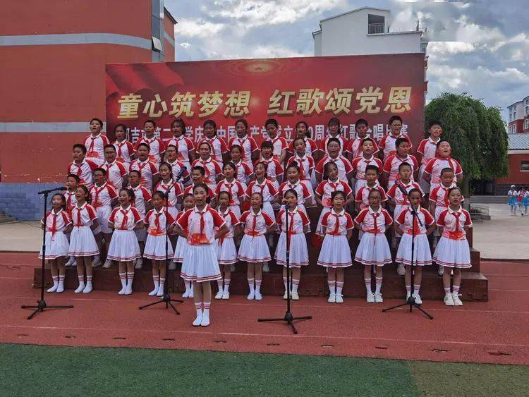 阿荣旗小学生高唱红歌心向党