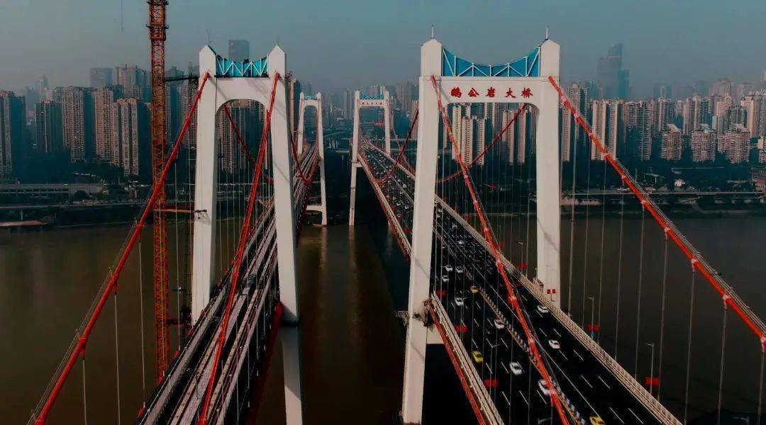 菜园坝长江大桥是连接南岸区与渝中区的过江通道,位于长江水道之上