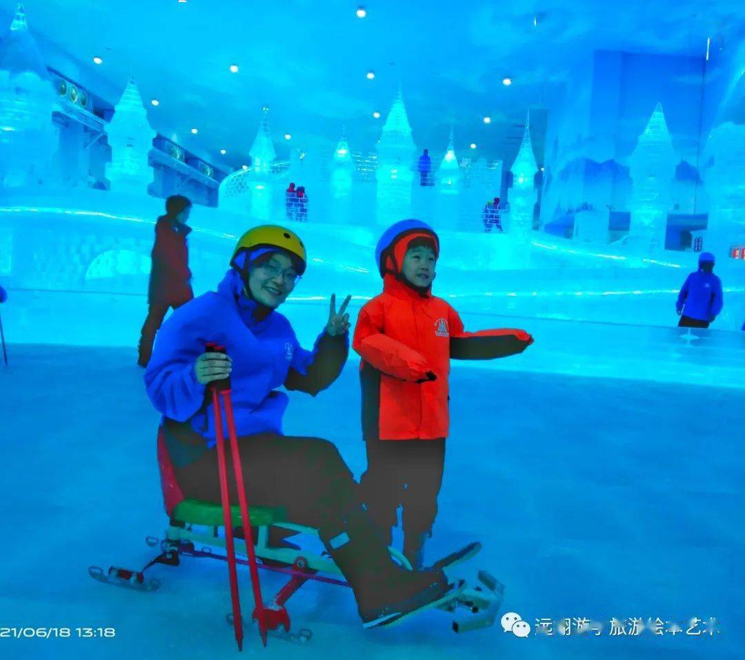是以冰雪为主题的大型室内童话冰雪乐园,室内有大型儿童戏雪区,浪漫