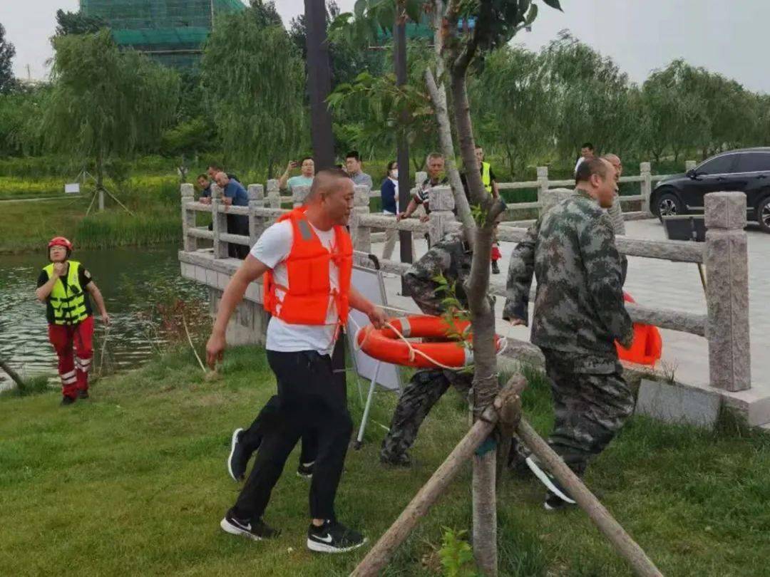 上岸后,救援人员及时通过心肺复苏,人工呼吸进行急救,整个过程在10