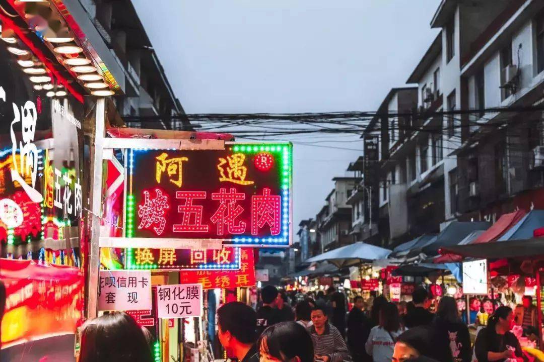 犀浦夜市分布在一条直道上,外层是塑料棚搭起来的水果摊子,里面是有