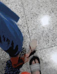 搞笑gif:哥们这样欺负女友,回家等着跪键盘吧