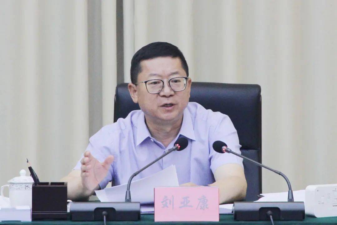 刘亚康主持召开师市行政常务会议指出狠抓工作重点 强化责任担当确保