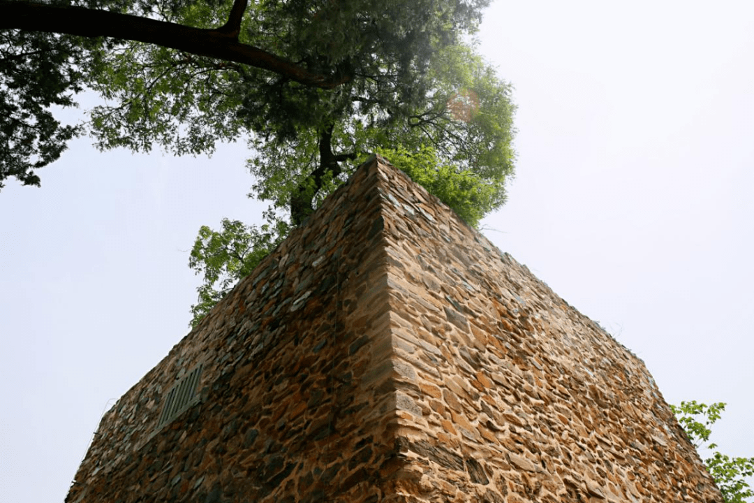 承恩寺院落四角有瞭望碉楼,楼高两层,约10米,据说四座碉楼之间有地道